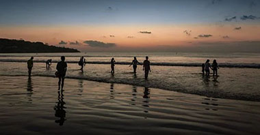 留住藍(lán)天碧水，也要留住萬(wàn)物生靈